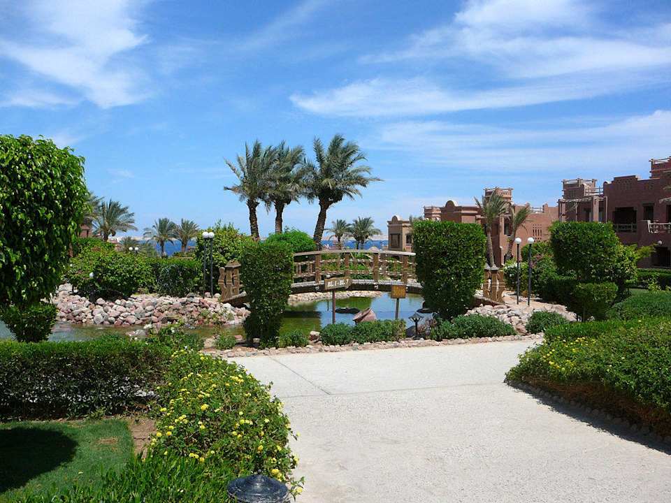 Blick von der Lobby in die Hotelanlage Charmillion Sea Life Resort