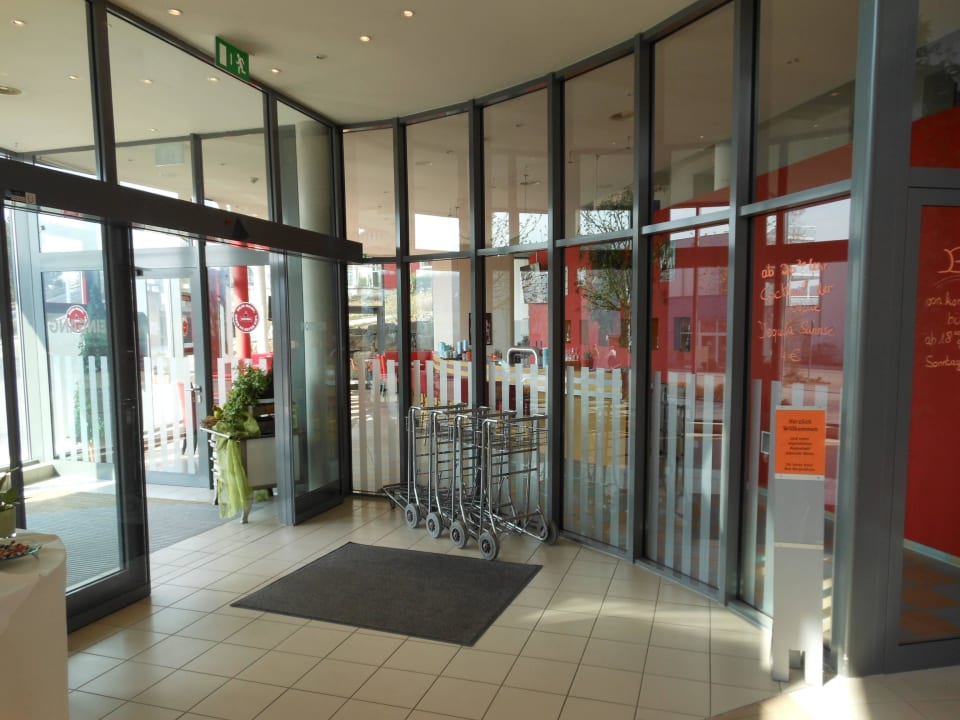 Lobby - rechts Eingang zu Bar, links Ausgang SAVOY Hotel Bad Mergentheim