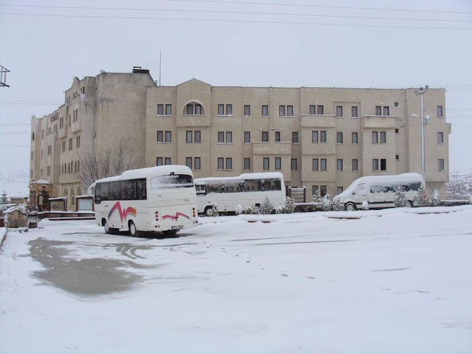 Aussenansicht vom Parkplatz Hotel Gomeda