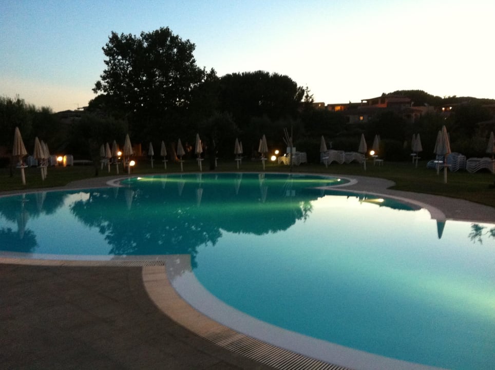 Pool Abenddämmerung Hotel Resort & Spa Baia Caddinas