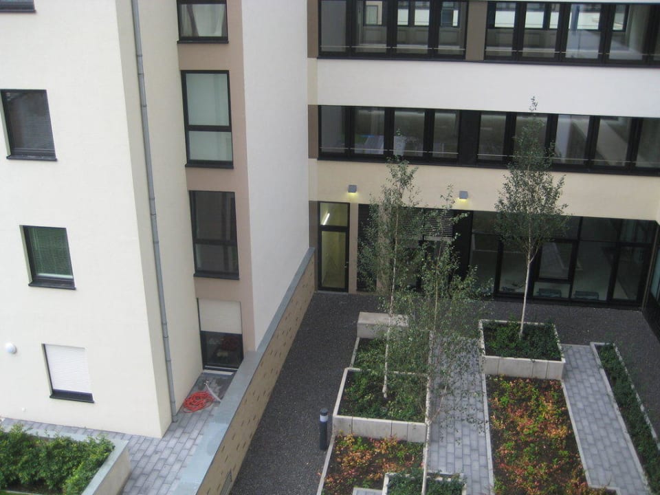 Blick in den Innenhof aus unserem Zimmer Motel One Hamburg-Alster