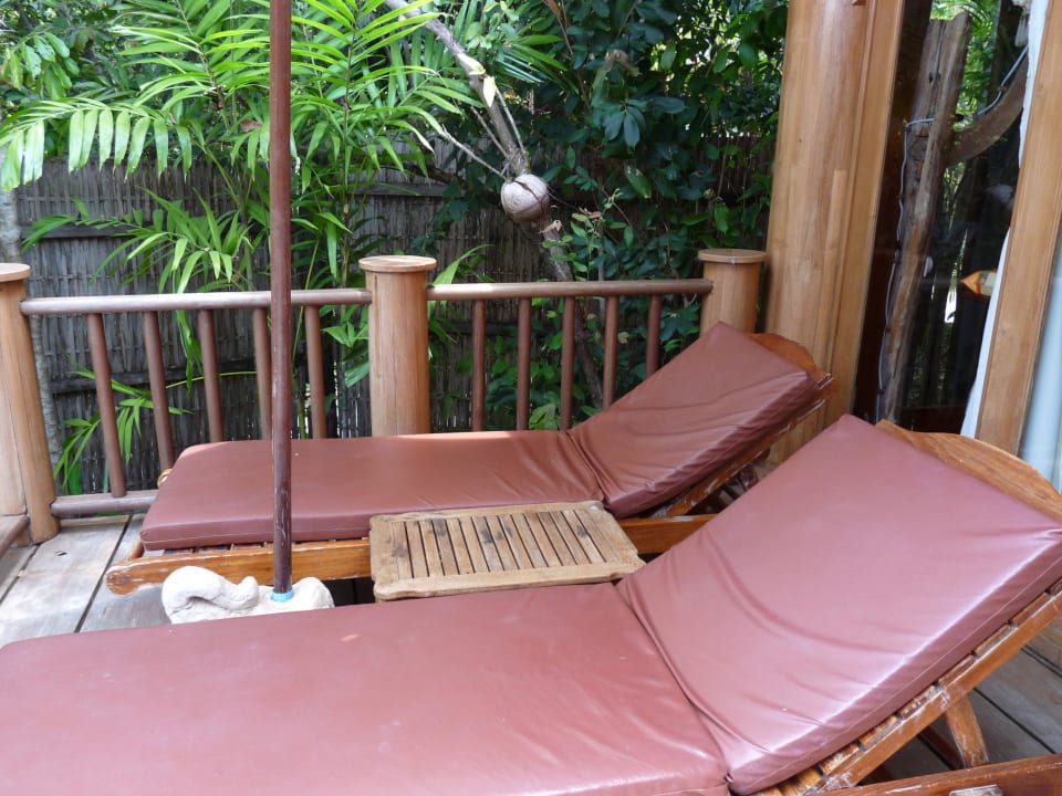 Liegen beim Pool Santhiya Koh Phangan Resort & Spa