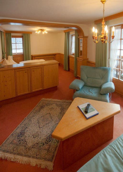 Wohnbeispiel Doppelzimmer mit Sitzecke und Balkon Heizmannshof Hotel & Restaurant