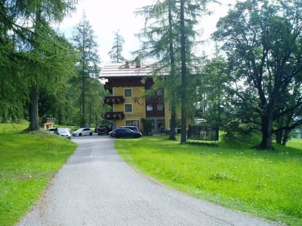 Von der Zufahrtsstraße aus - wunderschön im Grünen Hotel Rösslhof