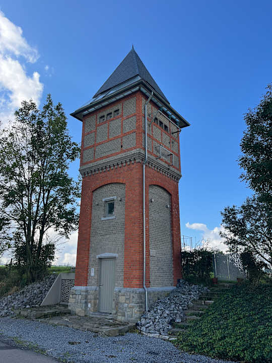 Außenansicht Logement insolite La tour de Larbuisson
