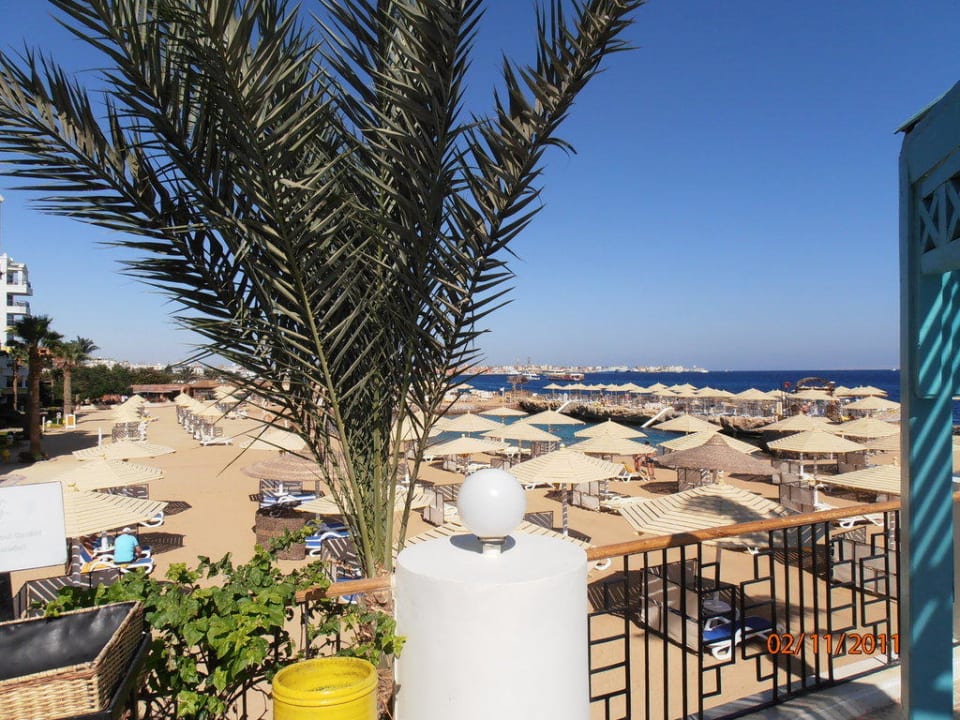Вид с бассейна на пляж SUNRISE Holidays Resort (Adults Only)
