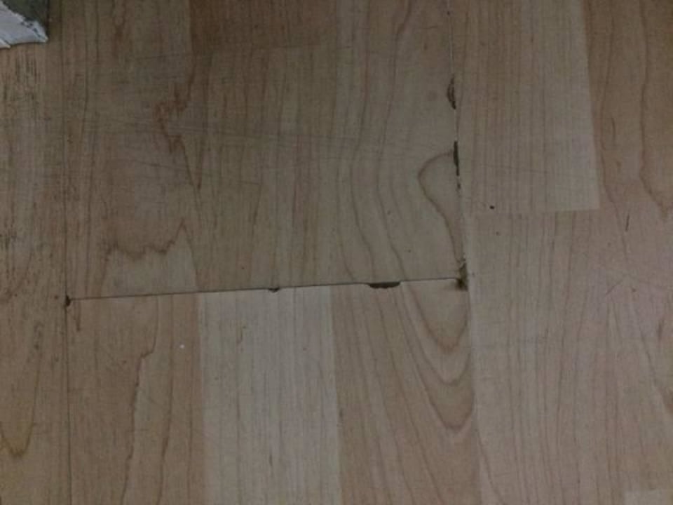 Schaden am Zimmerboden Hotel Serra Park