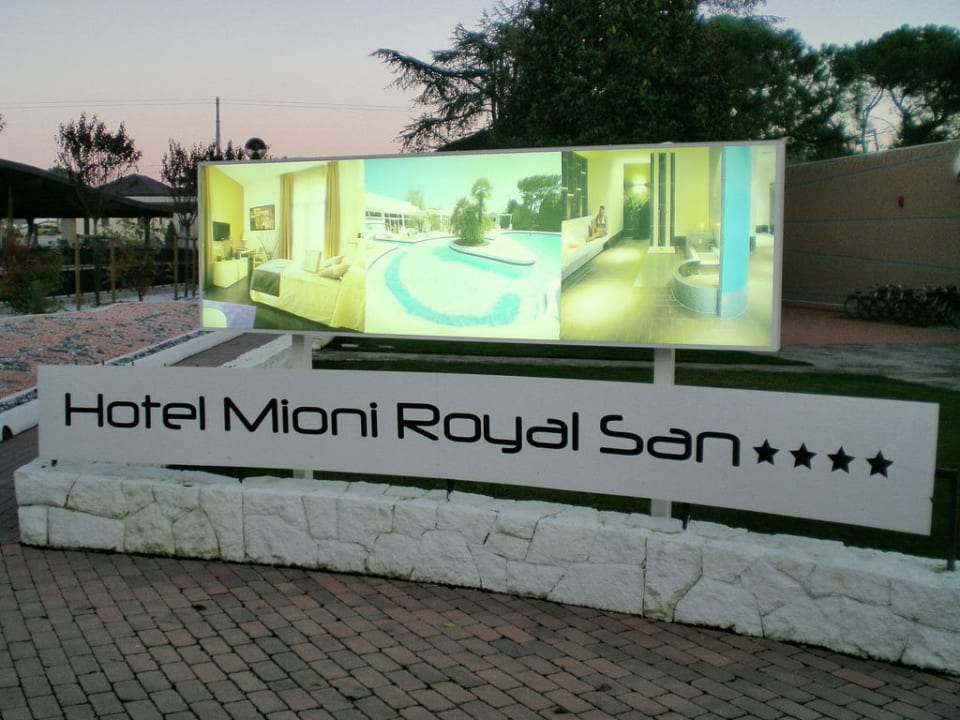 Am Eingang Hotel Mioni Royal San