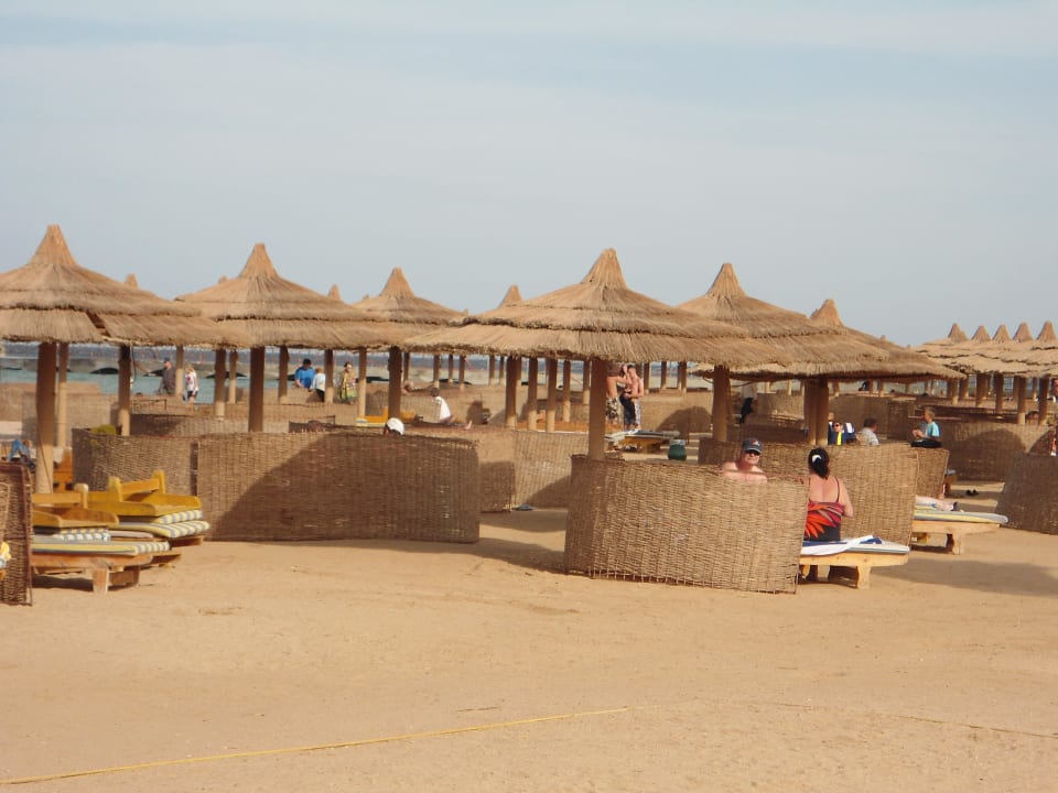 Alle Liegen mit Windschutz falls benötigt Titanic Beach Spa & Aqua Park