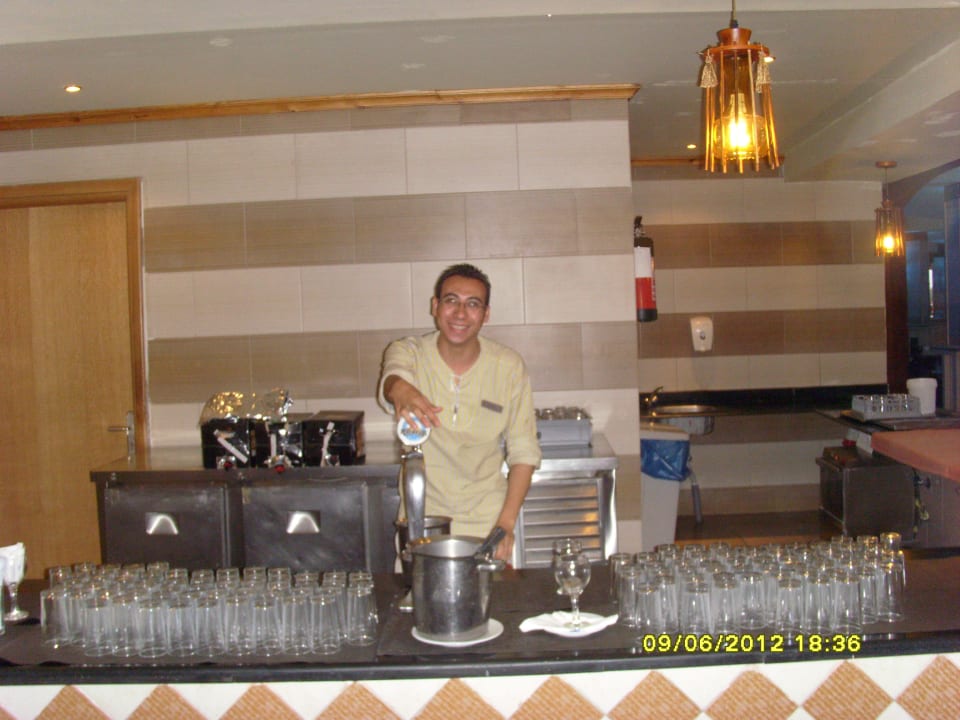 Bekhit - einer von vielen netten Kellnern Beach Albatros Resort