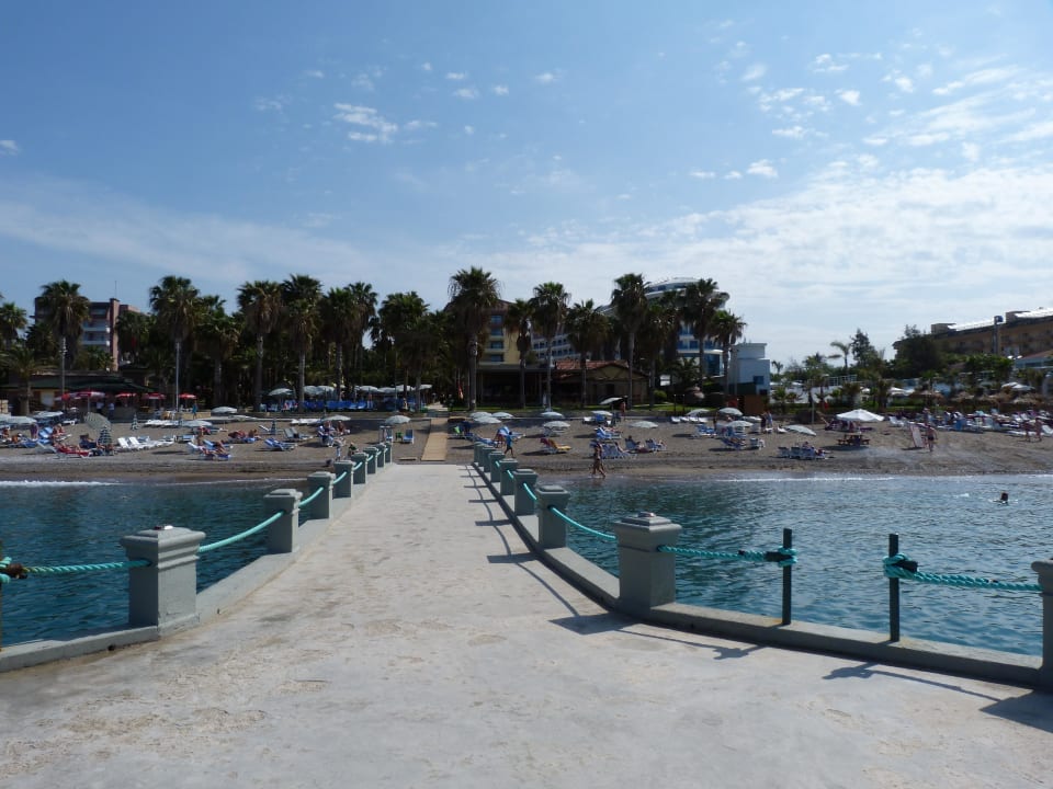 Auch von diesem festen Steg gehts ins Meer Hotel Meryan