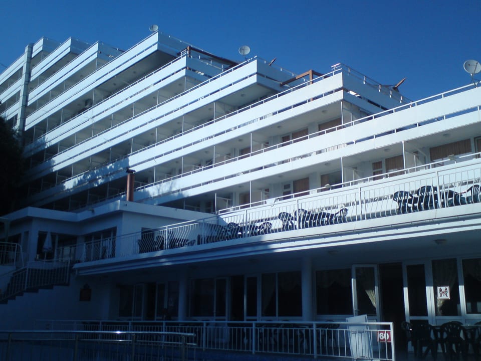Hotelaußenansicht vom Pool Hotel Pliska