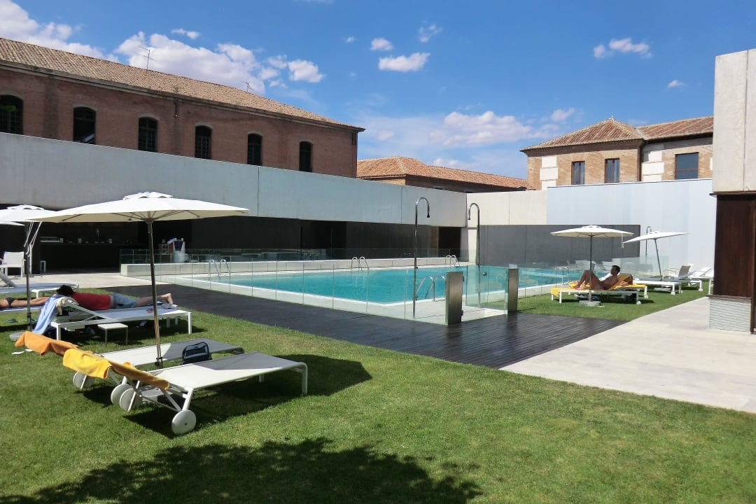 Relaxen am Pool in der Nachmittagssonne. Hotel Parador de Alcalá de Henares