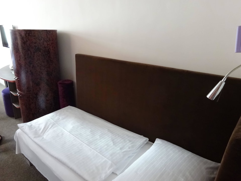 Kinderbett, Teeküche und TV im Hintergrund Hotel Der Wilhelmshof