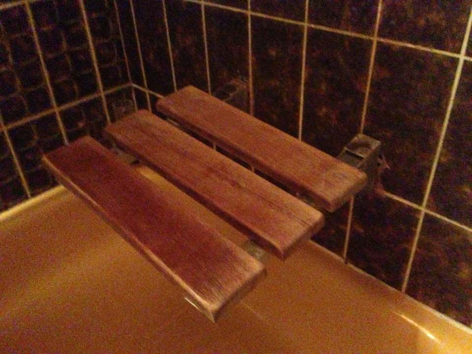 Badezimmer, Duschsitz aus Wand gerissen Gasthof-Hotel Krone