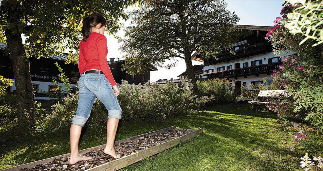 Barfußparcourse mit Blick auf das Gästehaus Gästehaus beim Nuihausa