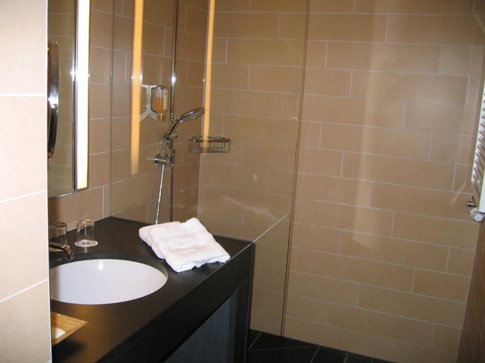 Badezimmer mit Dusche AMERON Köln Hotel Regent