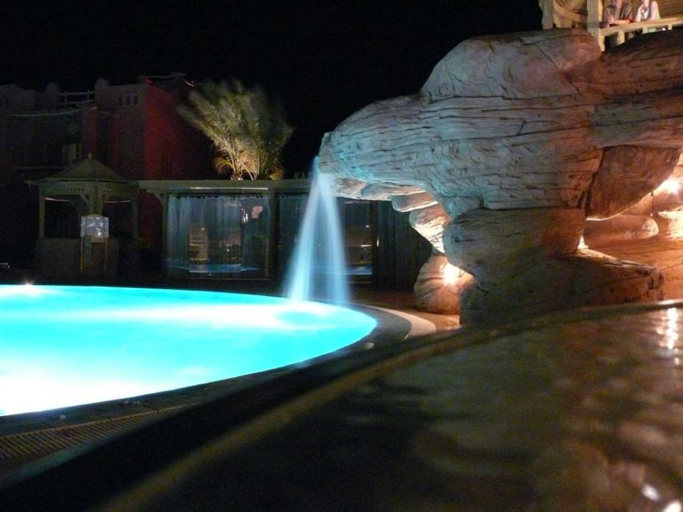 Basen nocą Charmillion Club Resort