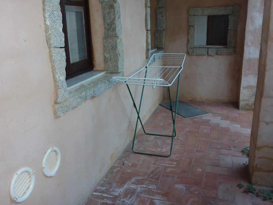 Blick auf das kleine Fenster unseres Zimmers Arbatax Park Resort - Borgo Cala Moresca