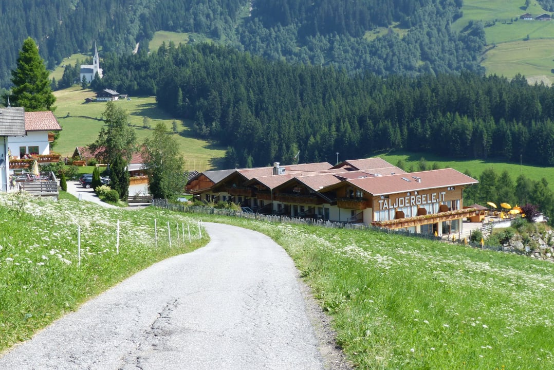 Blick auf das Hotel Panorama Resort Taljörgele