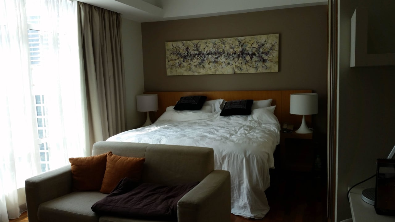 Großes Bett, ein bequemes Sofa Cormar Suites