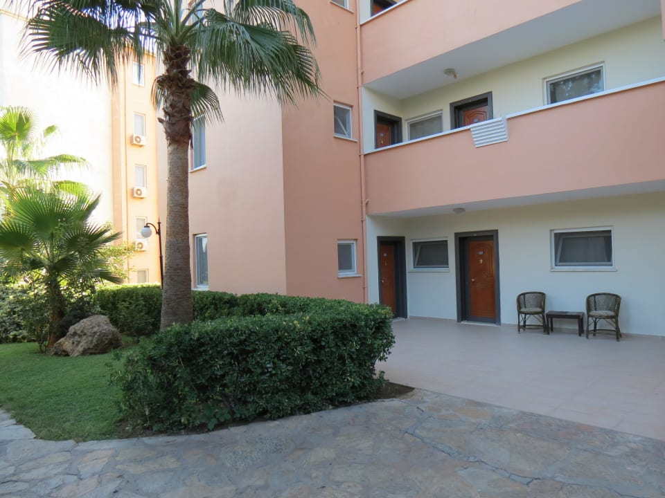 Weg zu den Zimmern Hotel Club Paradiso