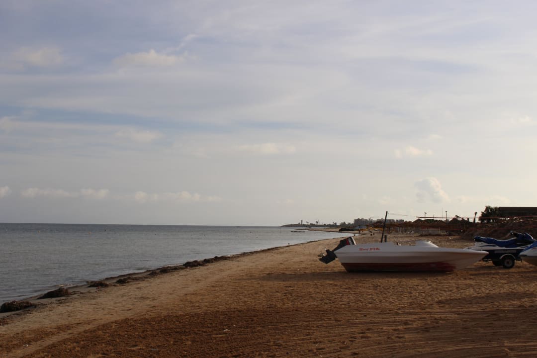 Strand in Richtung Wassersporthütte Hotel Rosa Beach