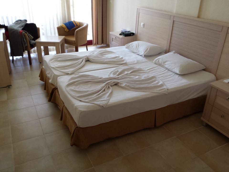 Zimmer Royal Beach Club Hotel