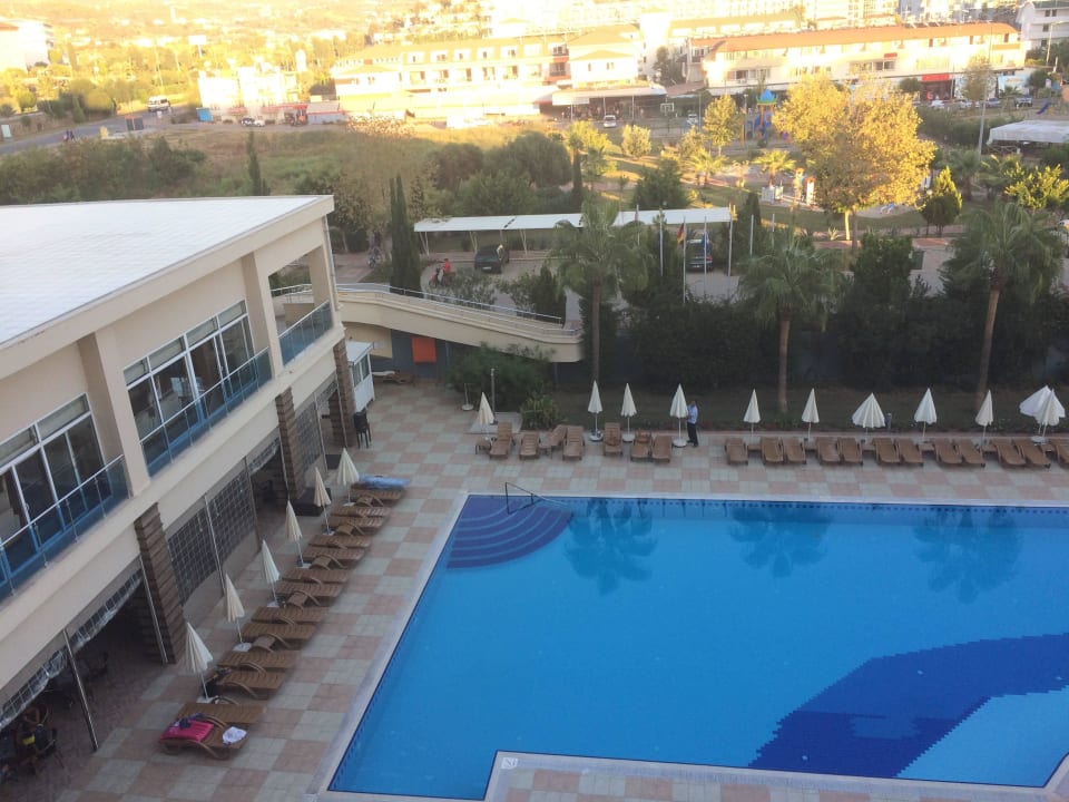 Aussicht vom Zimmer auf den Pool Solivia Hotel