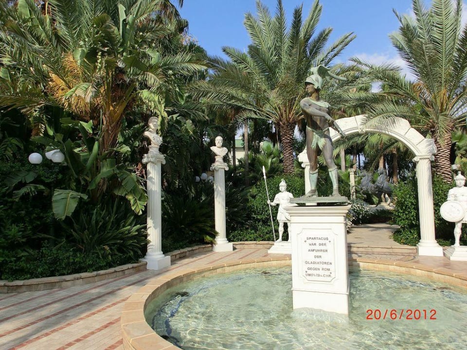 Garten und Figuren Hotel Yetkin