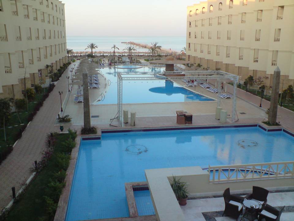 Отличный бассейн AMC Royal Hotel & SPA