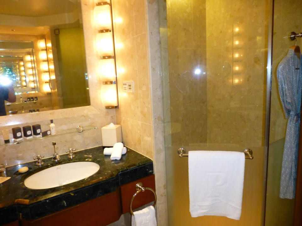 Badezimmer rechte Seite mit Dusche Hotel The Peninsula Bangkok