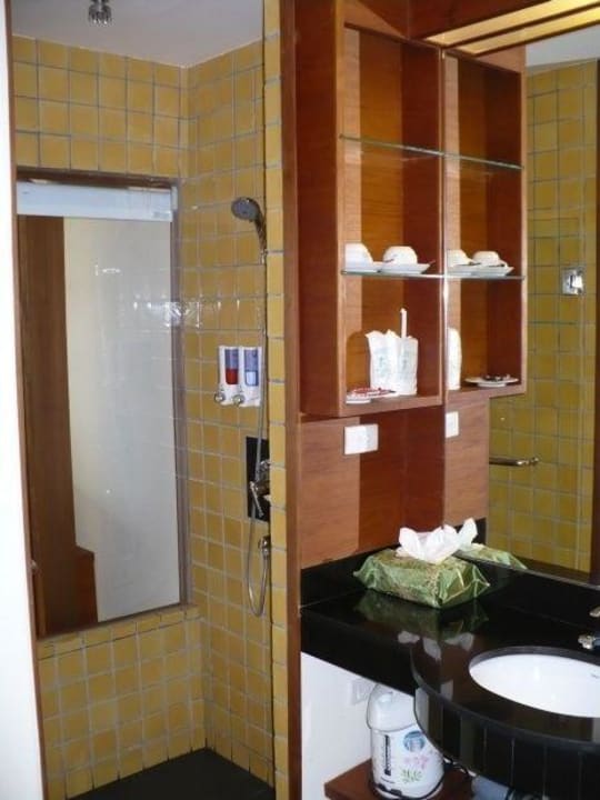 Dusche mit Fenster zum Deluxe Room SYLVAN Koh Chang