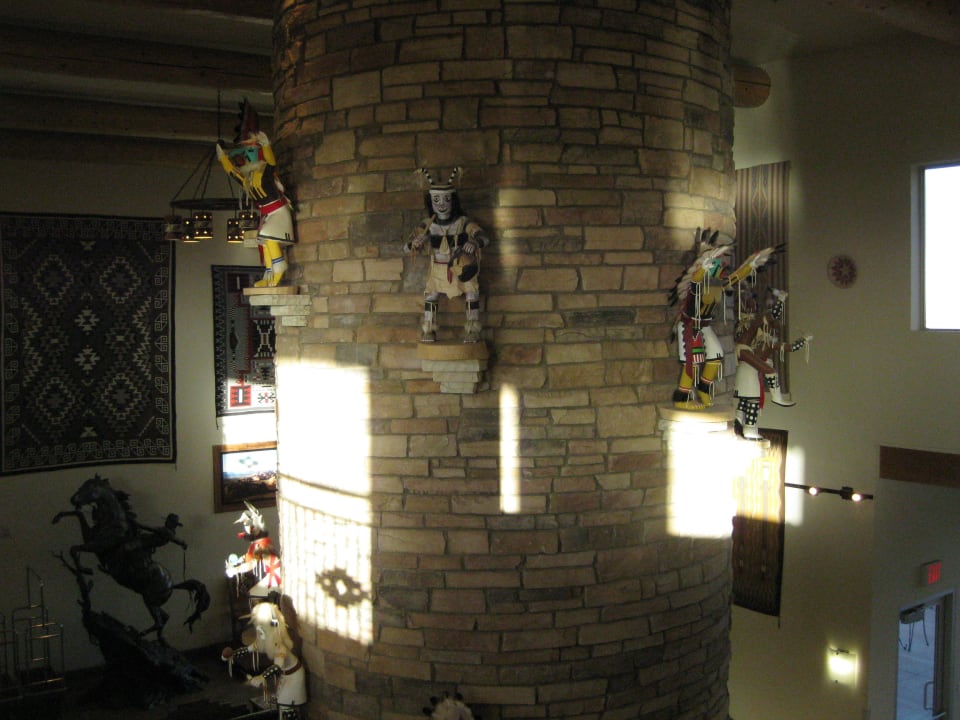 Figuren in der Lobby The View Hotel