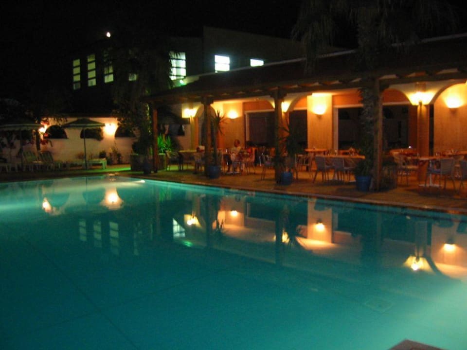 Pool und Restaurant am Abend Hotel Faliraki Bay