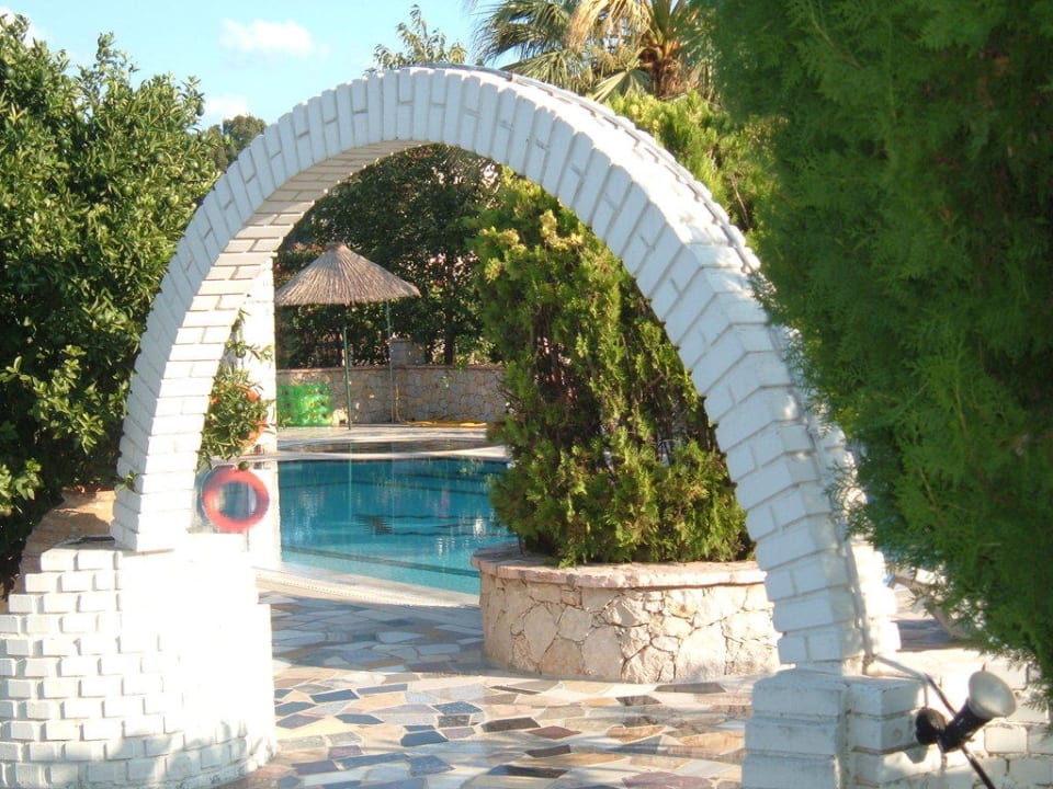 Hoteleingang und Pool Elefteria Apts & Suites