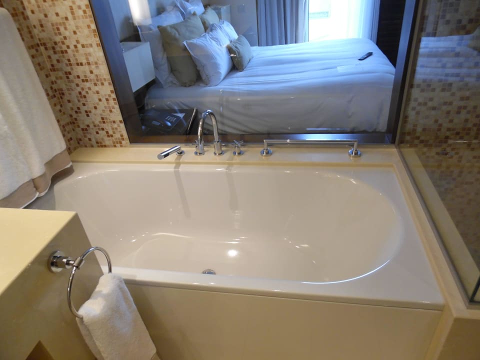 Zimmer 1002 - Badewanne JW Marriott Hotel Frankfurt