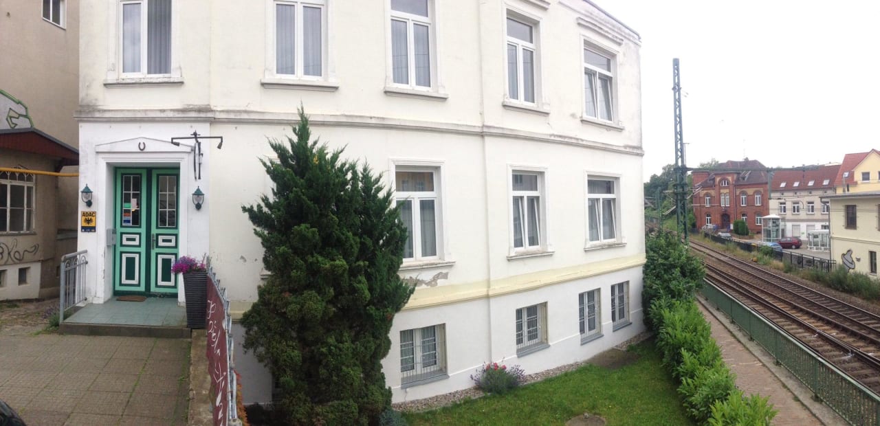 Frontseite des Hotels, die in keiner Beschreibung  Biohotel Amadeus