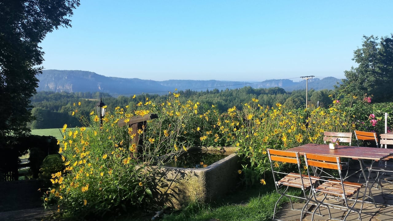 Weg zum Frühstück Hotel Berghof Lichtenhain