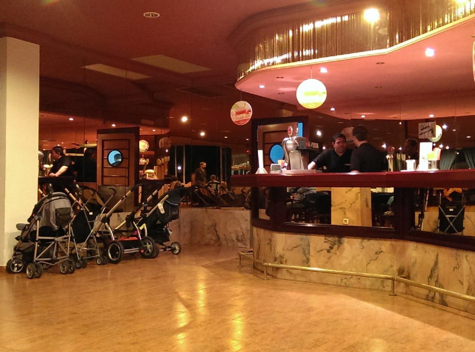 Bar mit "Buggyparkplatz" Flipflop Cala Romantica