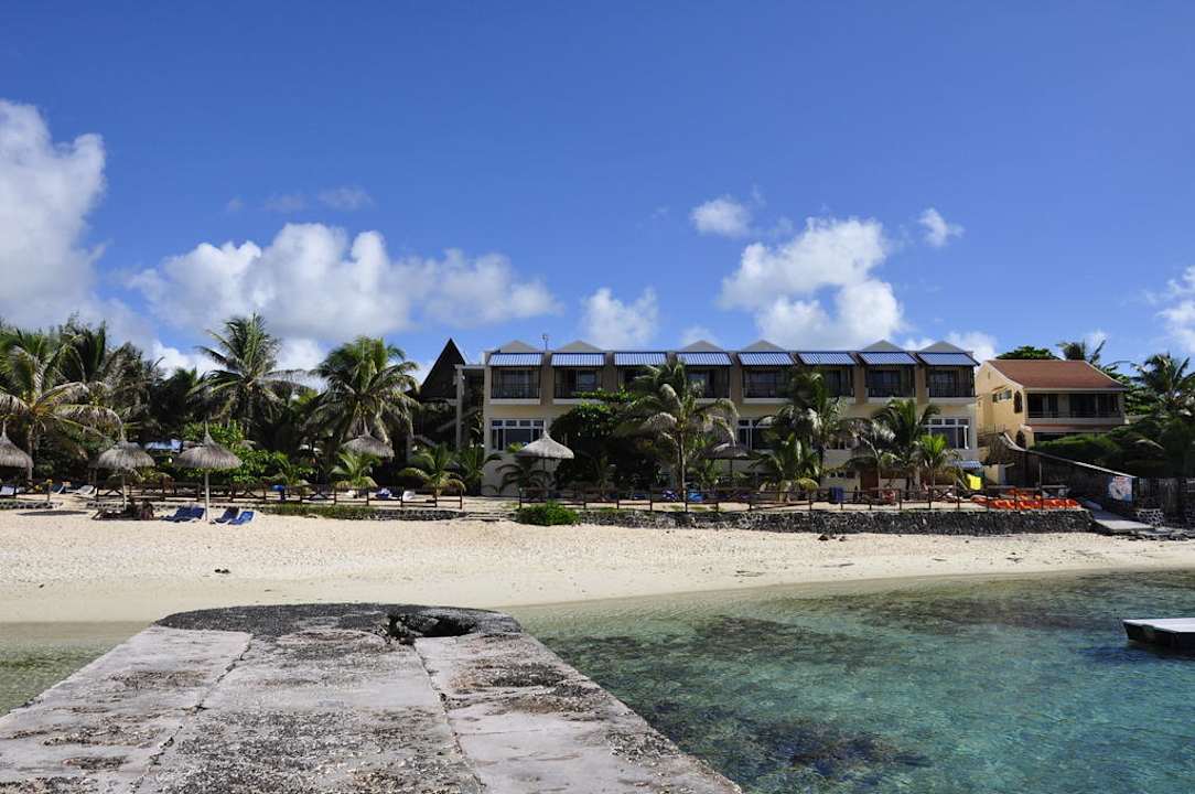 Blick vom Meer aufs Hotel Le Peninsula Bay Beach Resort & Spa