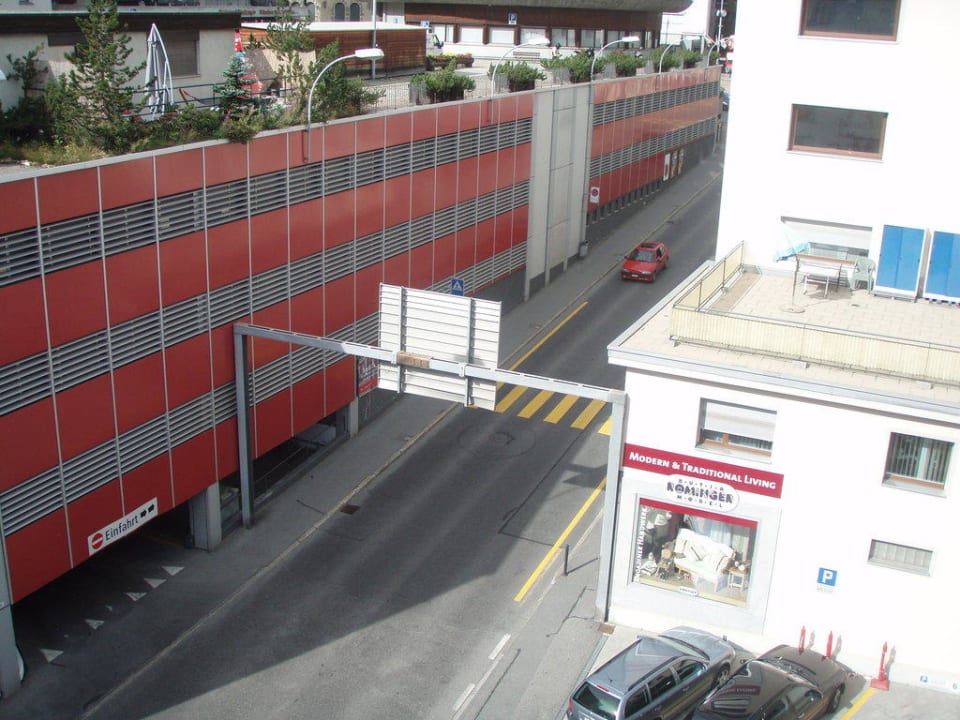 Blick auf das gegenüberliegende Parkhaus Hauser Swiss Quality Hotel