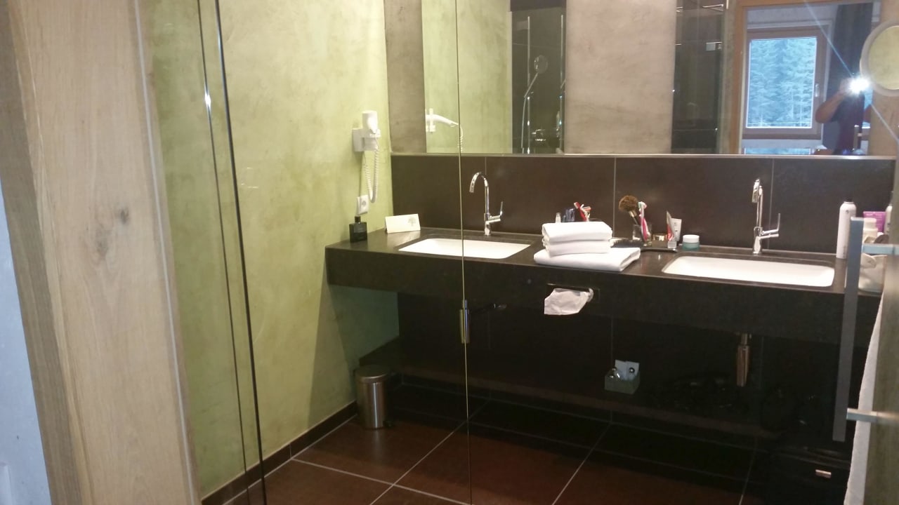 Geräumige Bad mit Dusche Brugger's Genießerhotel Lanersbacher Hof