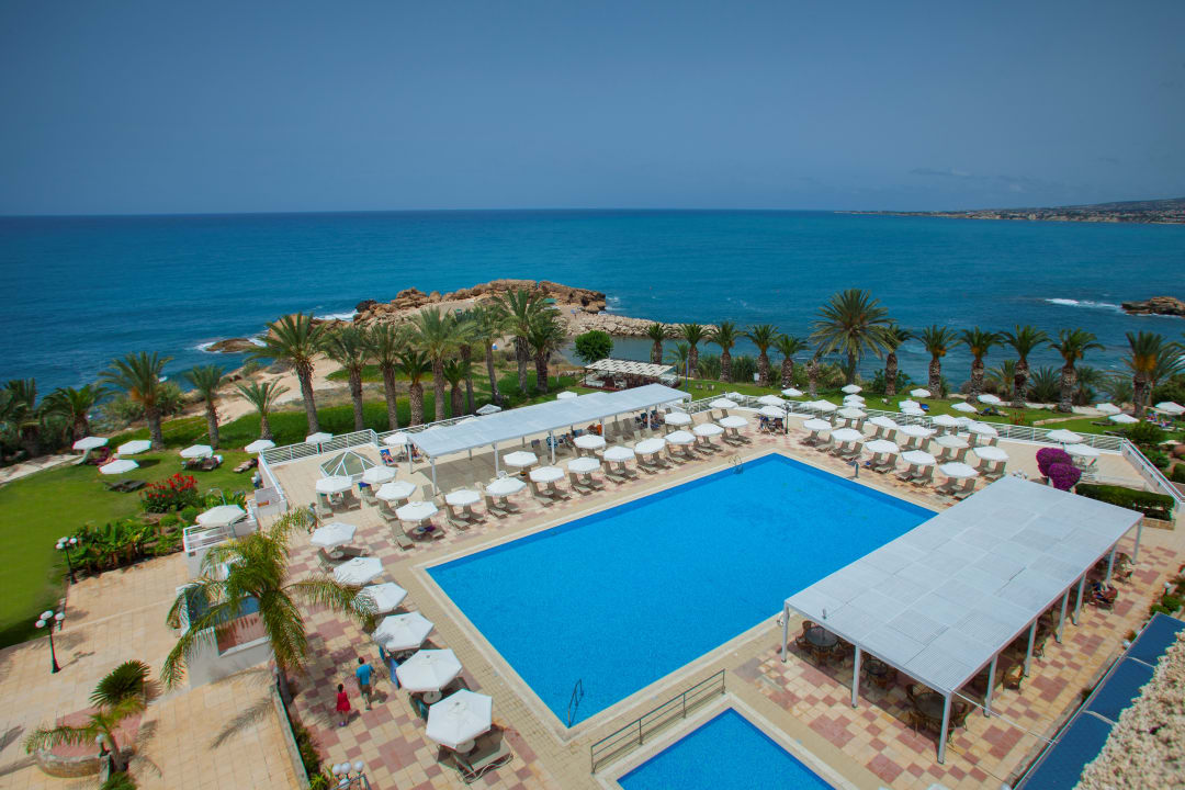 Pool Queen's Bay Hotel