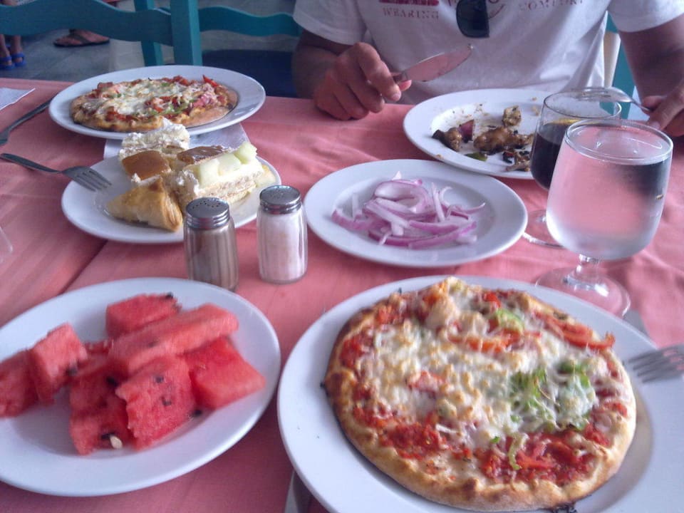 Abendessen mit frisch gebackener Pizza Houda Golf & Beach Club