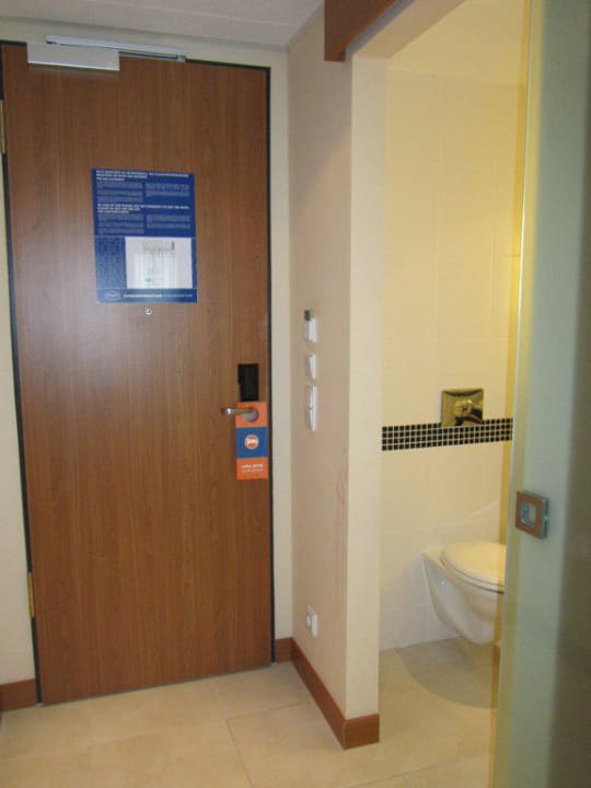 Zimmertür von innen gesehen Hampton by Hilton Berlin City West