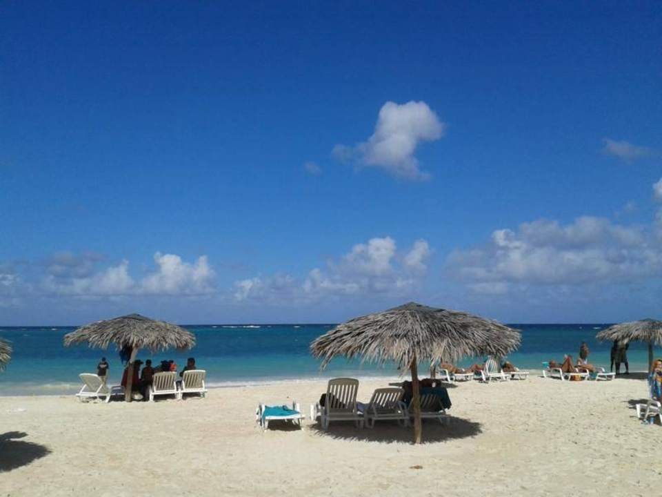 Sonnenschirme immer früh belegt Brisas Guardalavaca Hotel & Villas