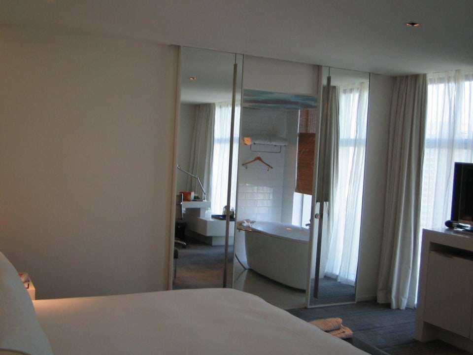 Schlafzimmer - Blick ins Bad Grand Mercure Shanghai Century Park