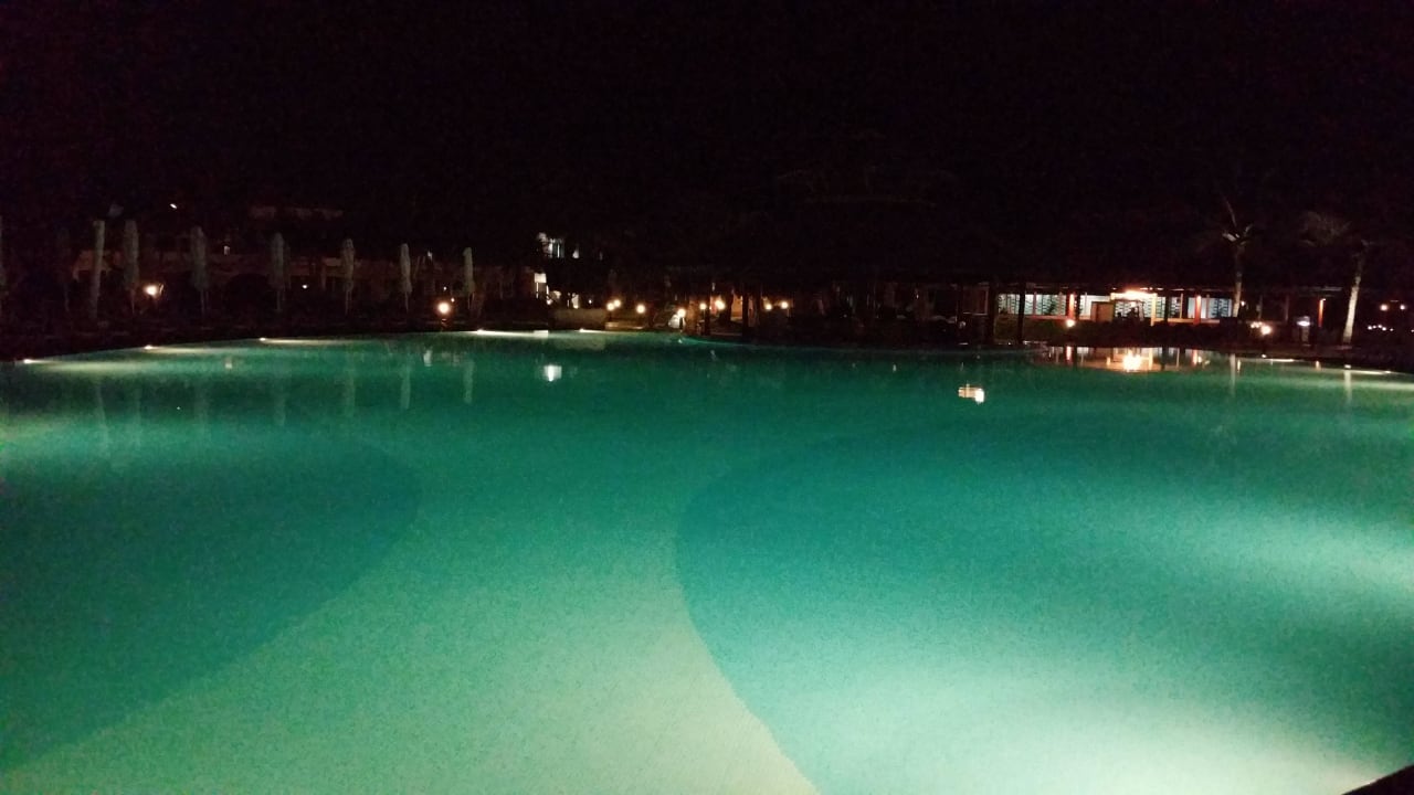 Bei Nacht Fujairah Rotana Resort & Spa