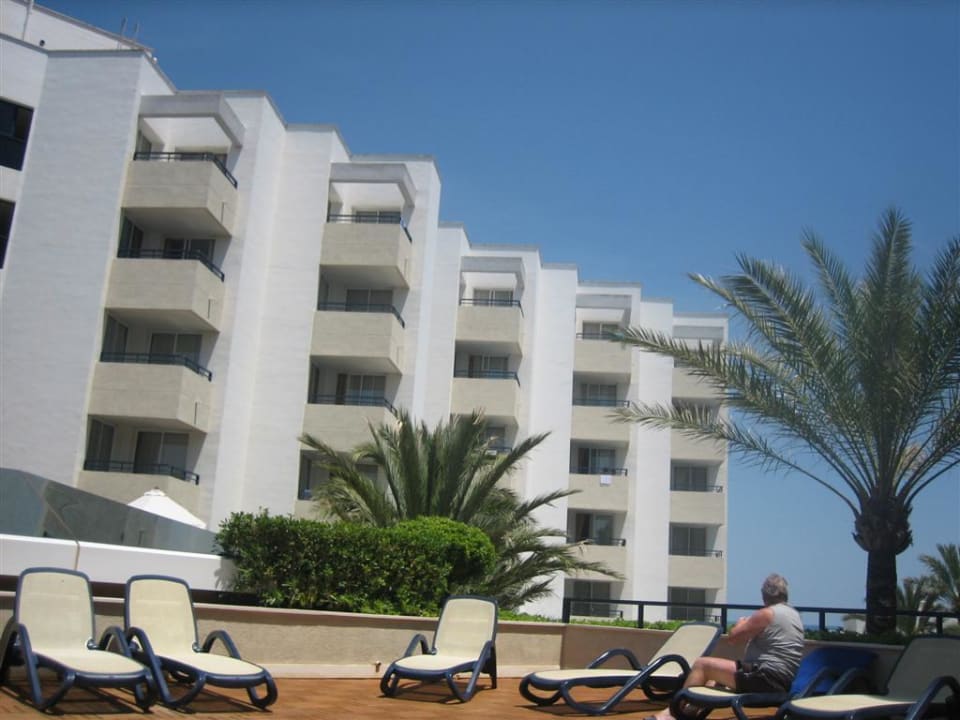 Sonnenterrasse im 2. Stock Hipotels Bahia Grande